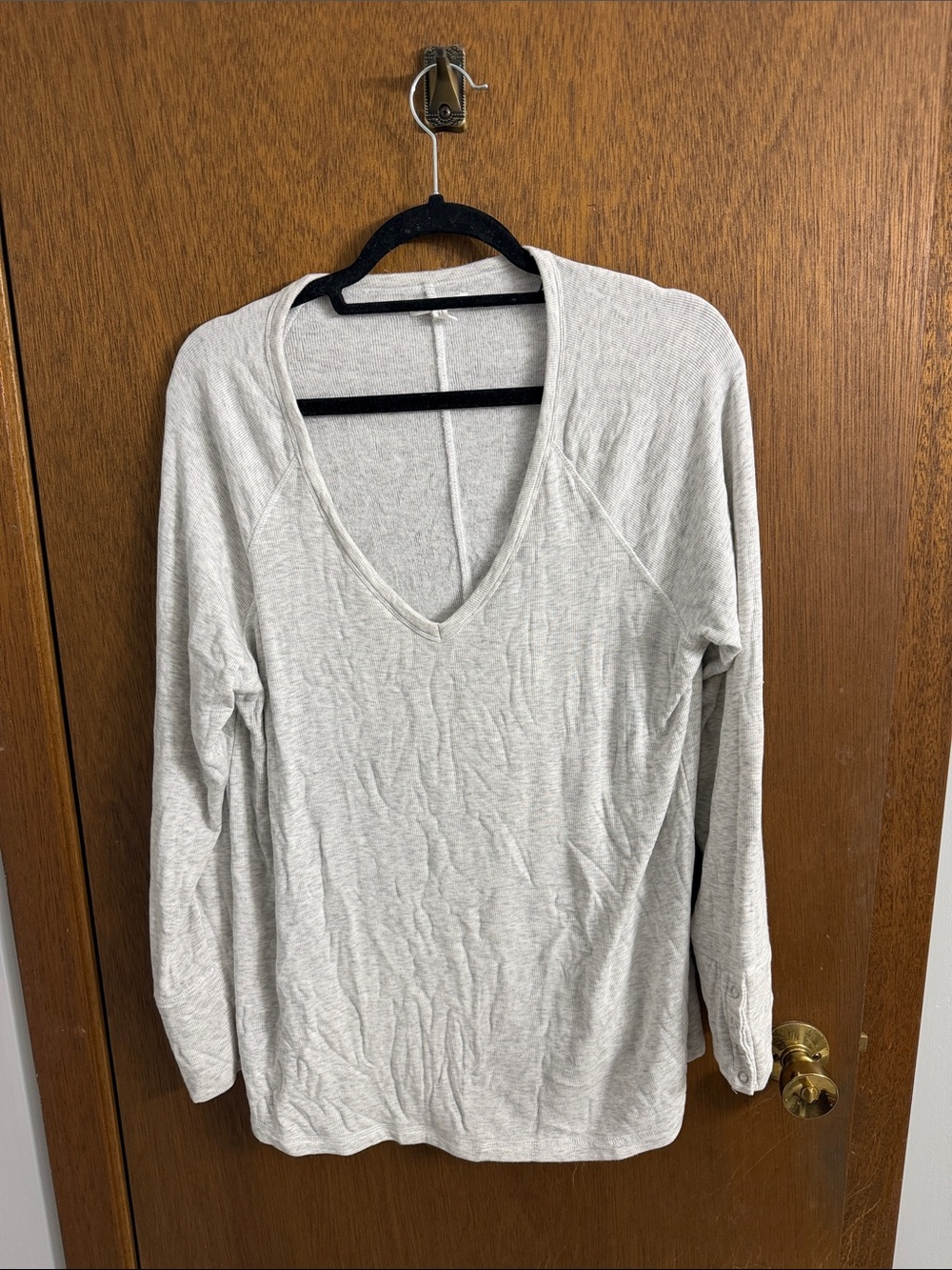 Maurices Long Sleeve V-Neck Top in Gray Size XL